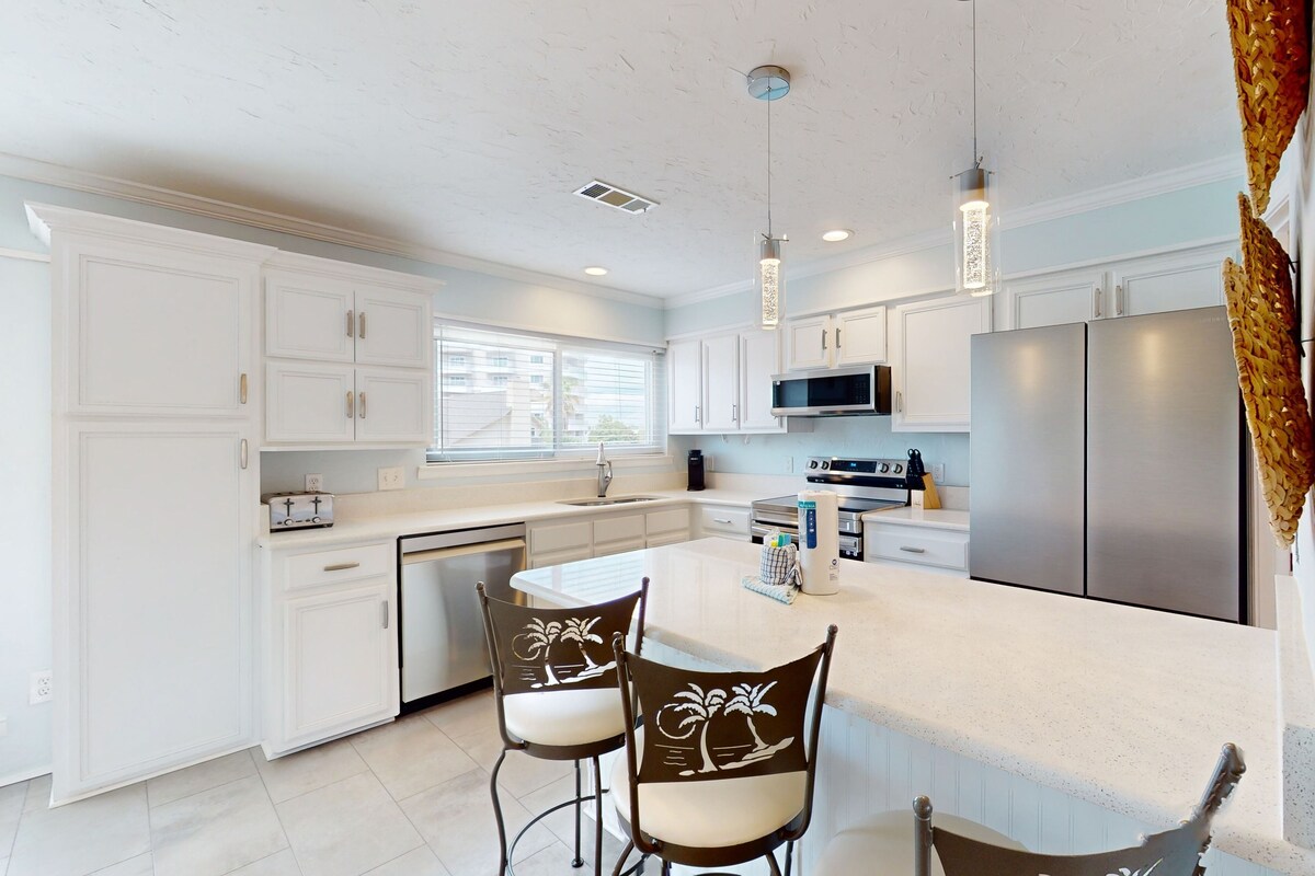 Photo 6 of Waterfront townhome with balcony, open layout, W/D - snowbird & pet friendly
