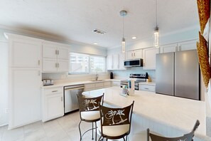 Fridge, microwave, oven, stovetop - Waterfront townhome with balcony, open layout, W/D - snowbird & pet friendly (Destin)