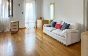 TV - 5 bedroom nice home in Termoli (Termoli)