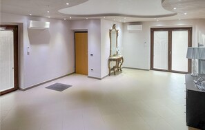 Interior - 5 bedroom nice home in Termoli (Termoli)