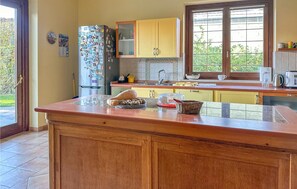 Kühlschrank, Geschirrspüler, Kochgeschirr/Geschirr/Besteck
