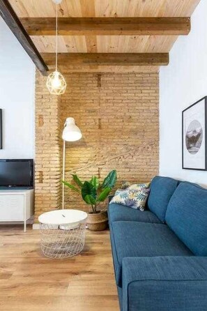 TV, books - Anelsa APT 4. Descubre Valencia Y SUS Playas! (Valencia)