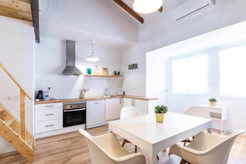 Een koffiezetapparaat/waterkoker, een koelkast, een magnetron, een oven