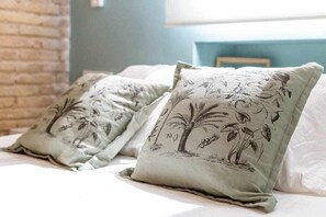 3 habitaciones, tabla de planchar con plancha, wifi y ropa de cama 