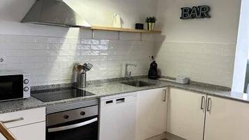 Een koelkast, een magnetron, een oven, een vaatwasser