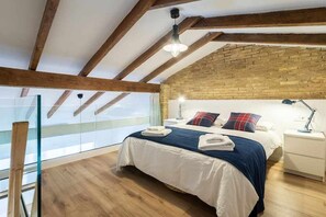 3 habitaciones, tabla de planchar con plancha, wifi y ropa de cama 