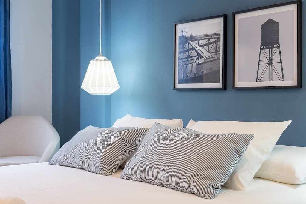 2 chambres, fer et planche à repasser, lit de bébé portatif