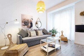 TV, books - Anelsa New APT 2. Ruzafa. Special Price Long Stays (Valencia)