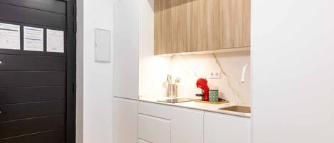 Fridge, microwave, dishwasher, cookware/dishes/utensils