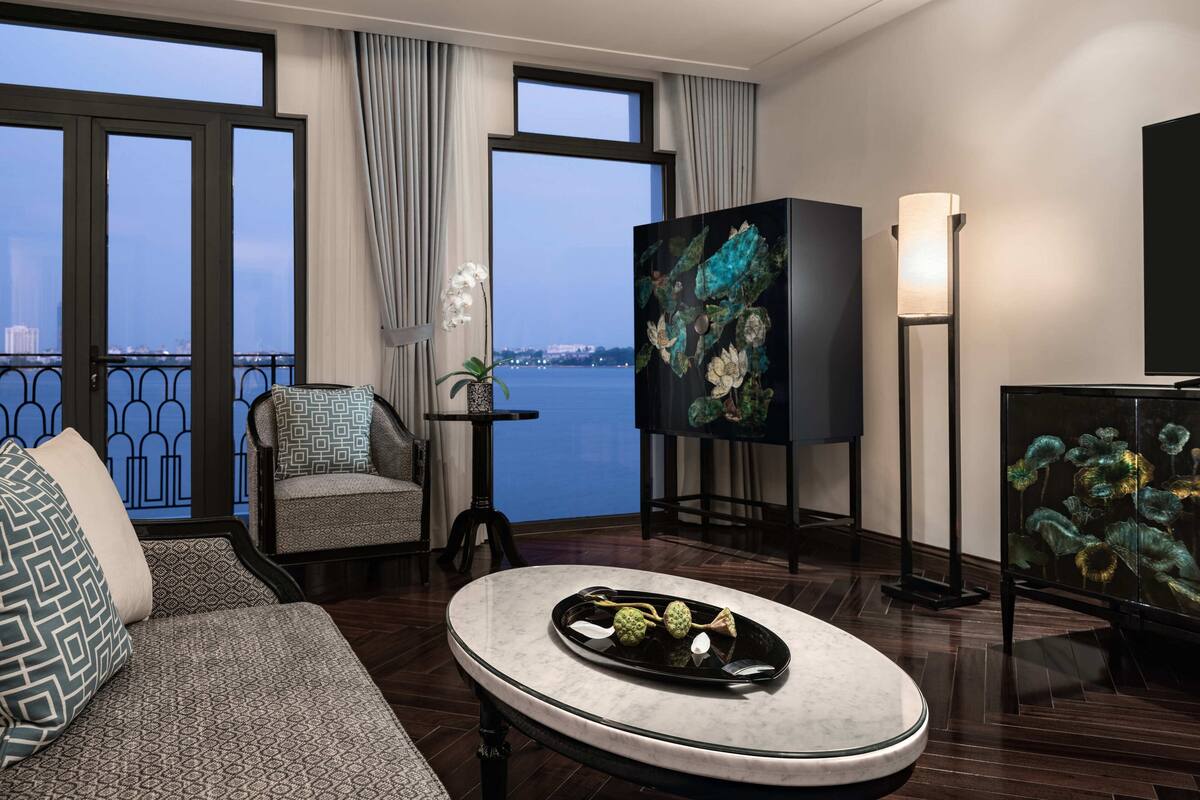 Premium bedding, in-room safe, desk, laptop workspace