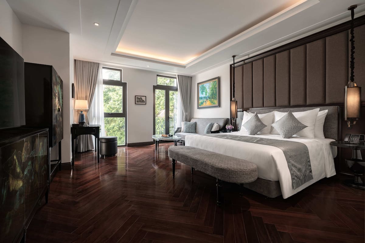 Deluxe Room | Premium bedding, in-room safe, desk, laptop workspace