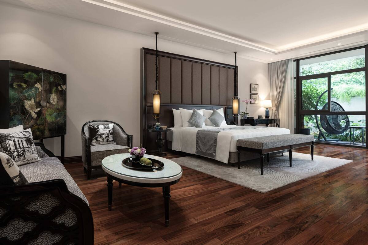 Premier Suite | Premium bedding, in-room safe, desk, laptop workspace