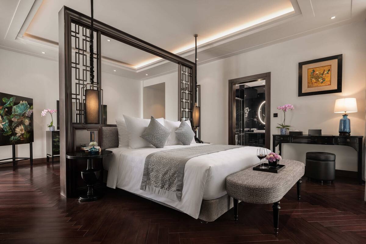 Junior Suite | Premium bedding, in-room safe, desk, laptop workspace