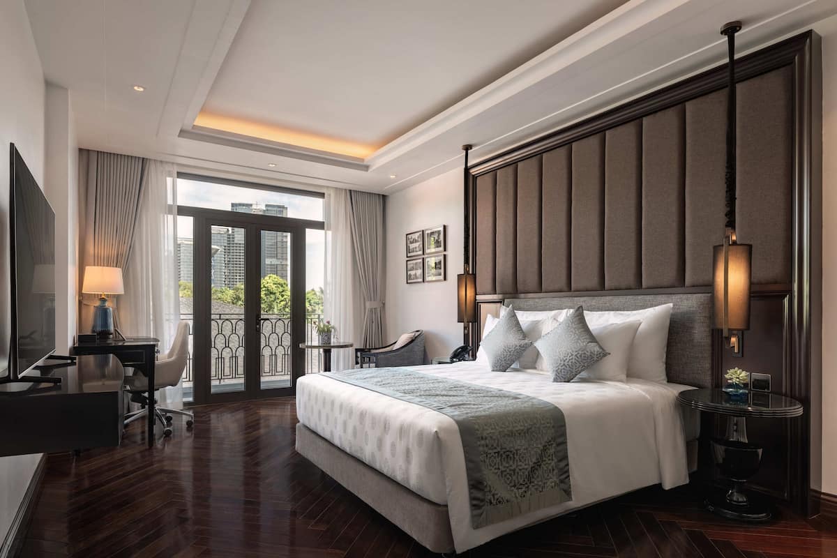 Premium bedding, in-room safe, desk, laptop workspace