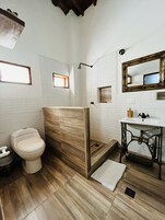 Toallas, jabón, shampoo, papel higiénico
