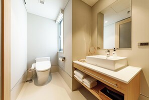 Deluxe Stay Room | 浴室 | 环保洗浴用品、吹风机、拖鞋、电子马桶