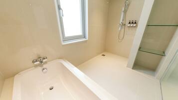 Un bagno moderno con vasca, doccia e finestra.