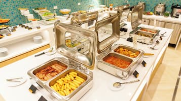Se ofrece un desayuno bufé todos los días (530 THB por persona)