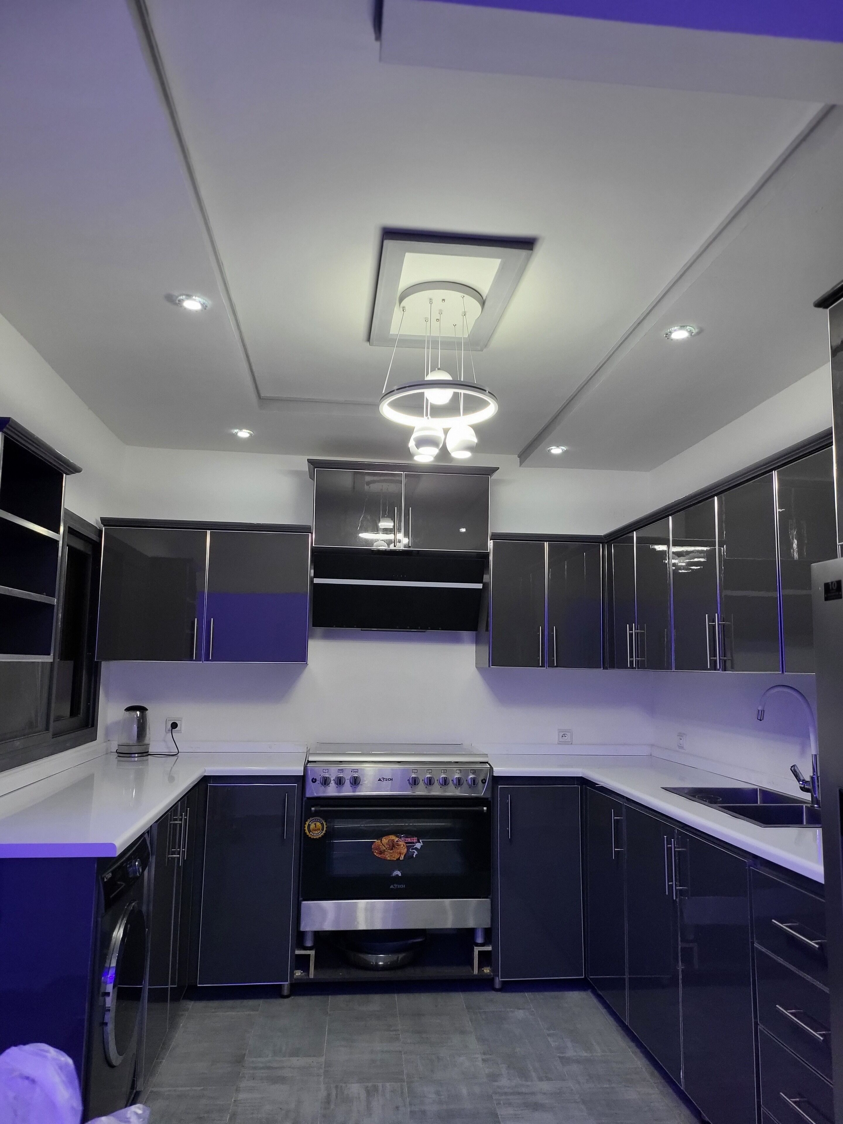 Mikrobølgeovn, kokeplater, oppvaskmaskin og kjøkkenutstyr