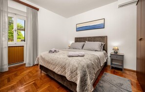 2 habitaciones, tabla de planchar con plancha y cuna de viaje