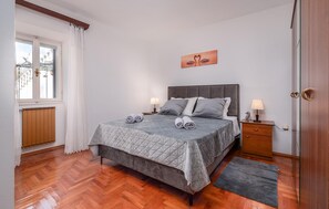 2 quartos, ferros/tábuas de passar roupa, berço de viagem