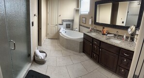 Jetted bath, hair dryer, bidet, towels - 20 min from Downtown Austin ,20 min to Circuit of the Americans 10 min to Tesla (Austin)