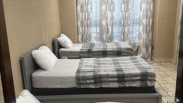 5 habitaciones, tabla de planchar con plancha y cuna de viaje