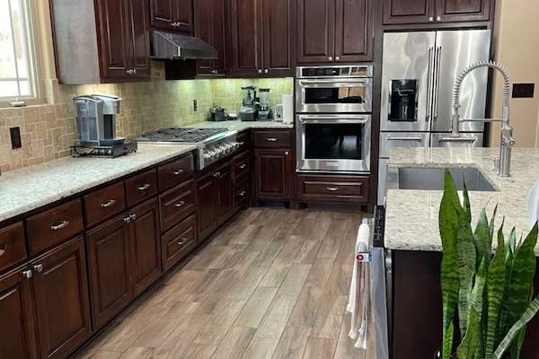 Køleskab, mikrobølgeovn, ovn, kogeplade