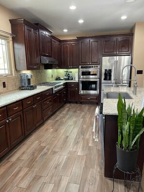 Kjøleskap, mikrobølgeovn, ovn og kokeplater