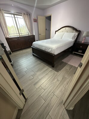 5 bedrooms, iron/ironing board, travel crib, free WiFi - 20 min from Downtown Austin ,20 min to Circuit of the Americans 10 min to Tesla (Austin)