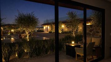 Premium-værelse | Premium-sengetøj, minibar, pengeskab på værelset, individuelt design