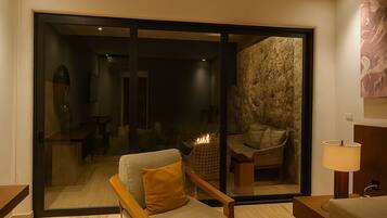 Comfort Room | Premium bedding, minibar, in-room safe, individually decorated