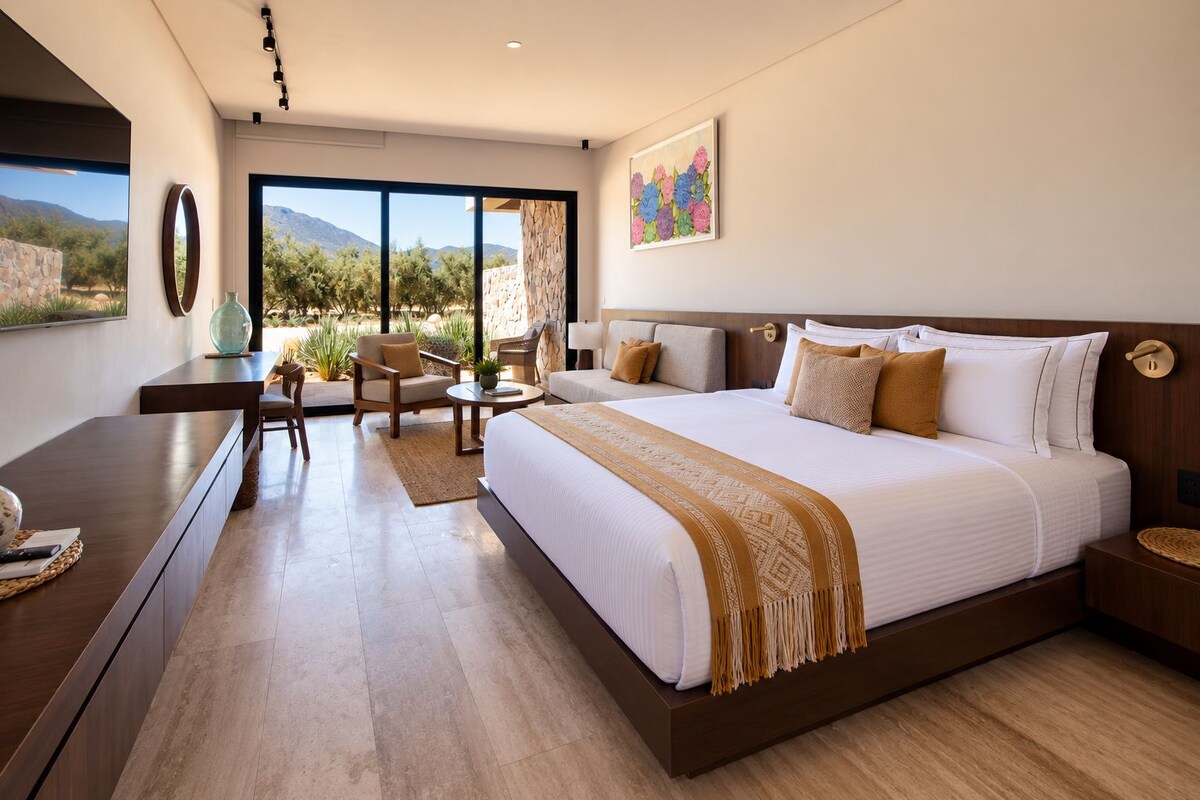 Comfort Room | Premium bedding, minibar, in-room safe, desk