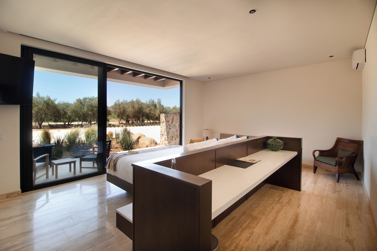 Deluxe Studio Suite | Premium bedding, minibar, in-room safe, desk