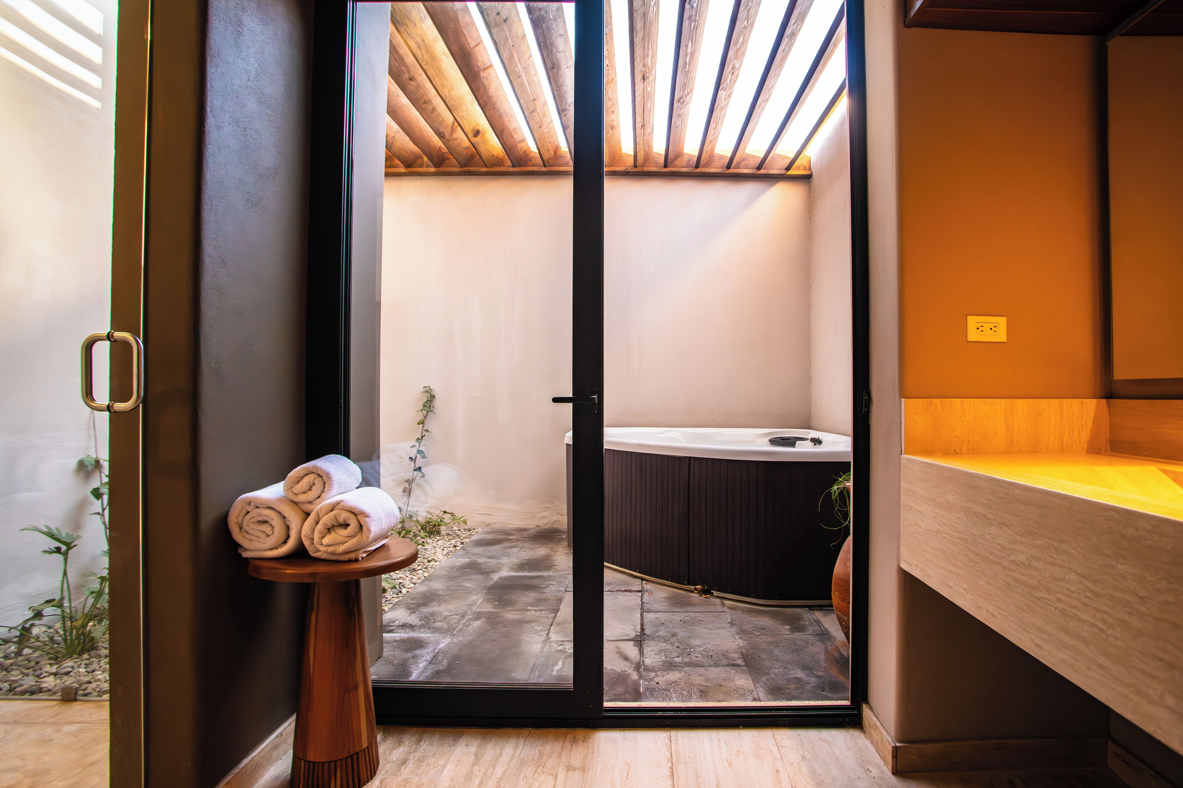 Presidential-Zimmer | Hochwertige Bettwaren, Minibar, Zimmersafe, individuell dekoriert