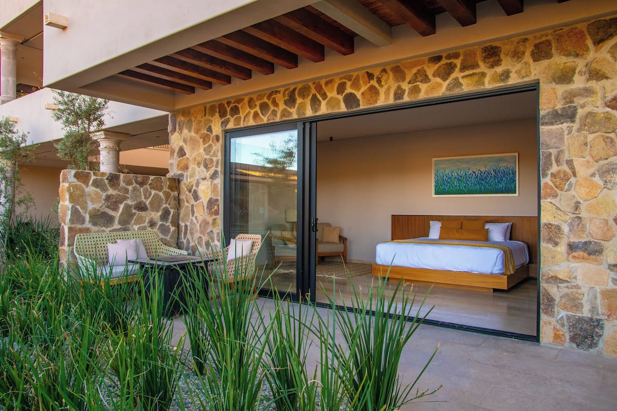 Presidential-huone | Ylelliset vuodevaatteet, minibaari, tallelokero huoneessa