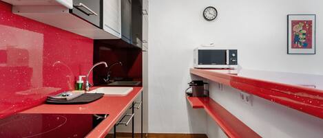 Fridge, microwave, dishwasher, coffee/tea maker