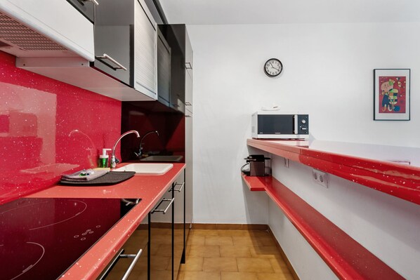 Fridge, microwave, dishwasher, coffee/tea maker