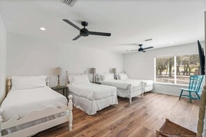 4 slaapkamers, een strijkplank/strijkijzer, gratis wifi, beddengoed