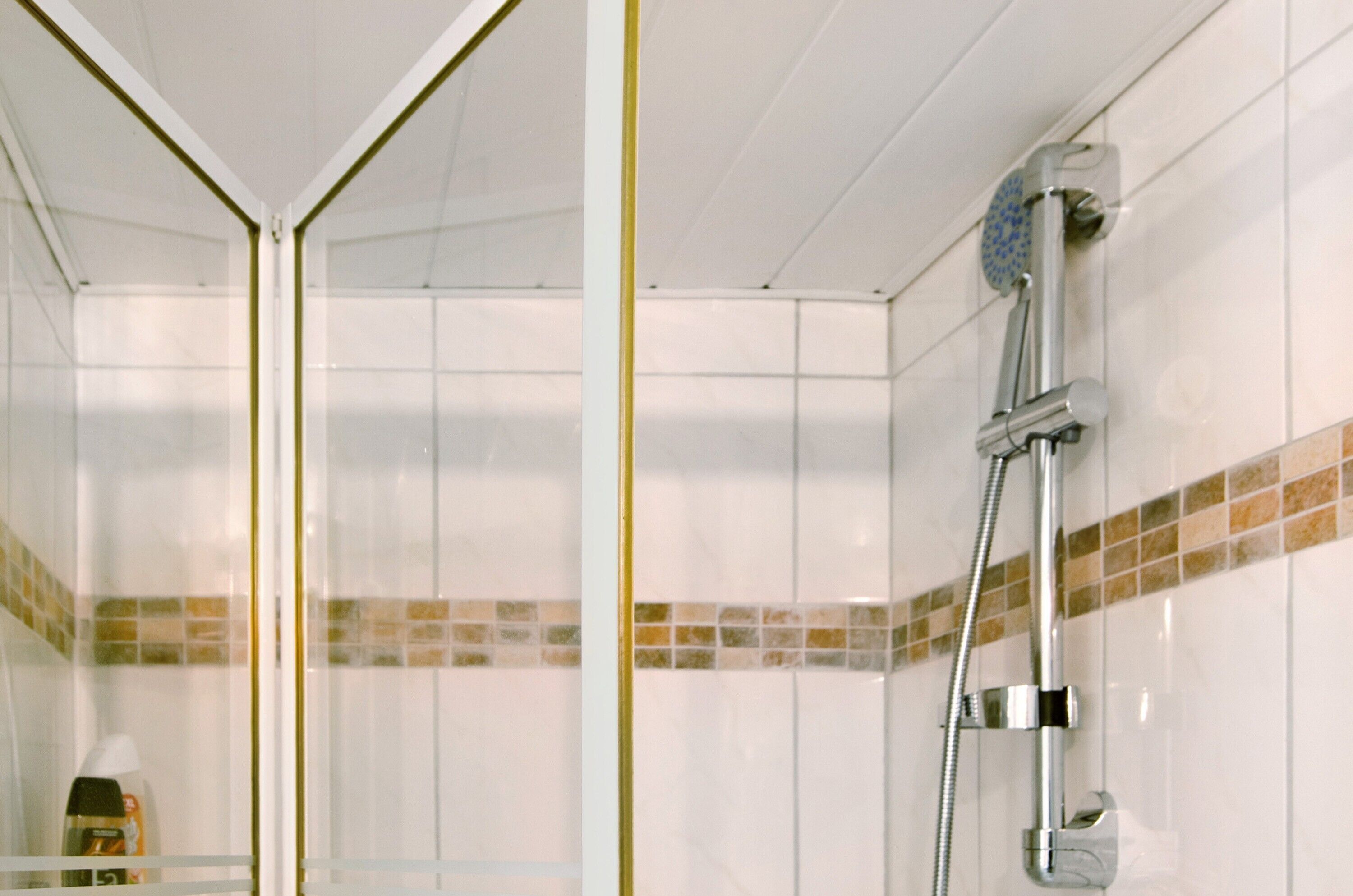Een douche, handdoeken