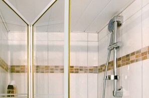 Douche, serviettes fournies