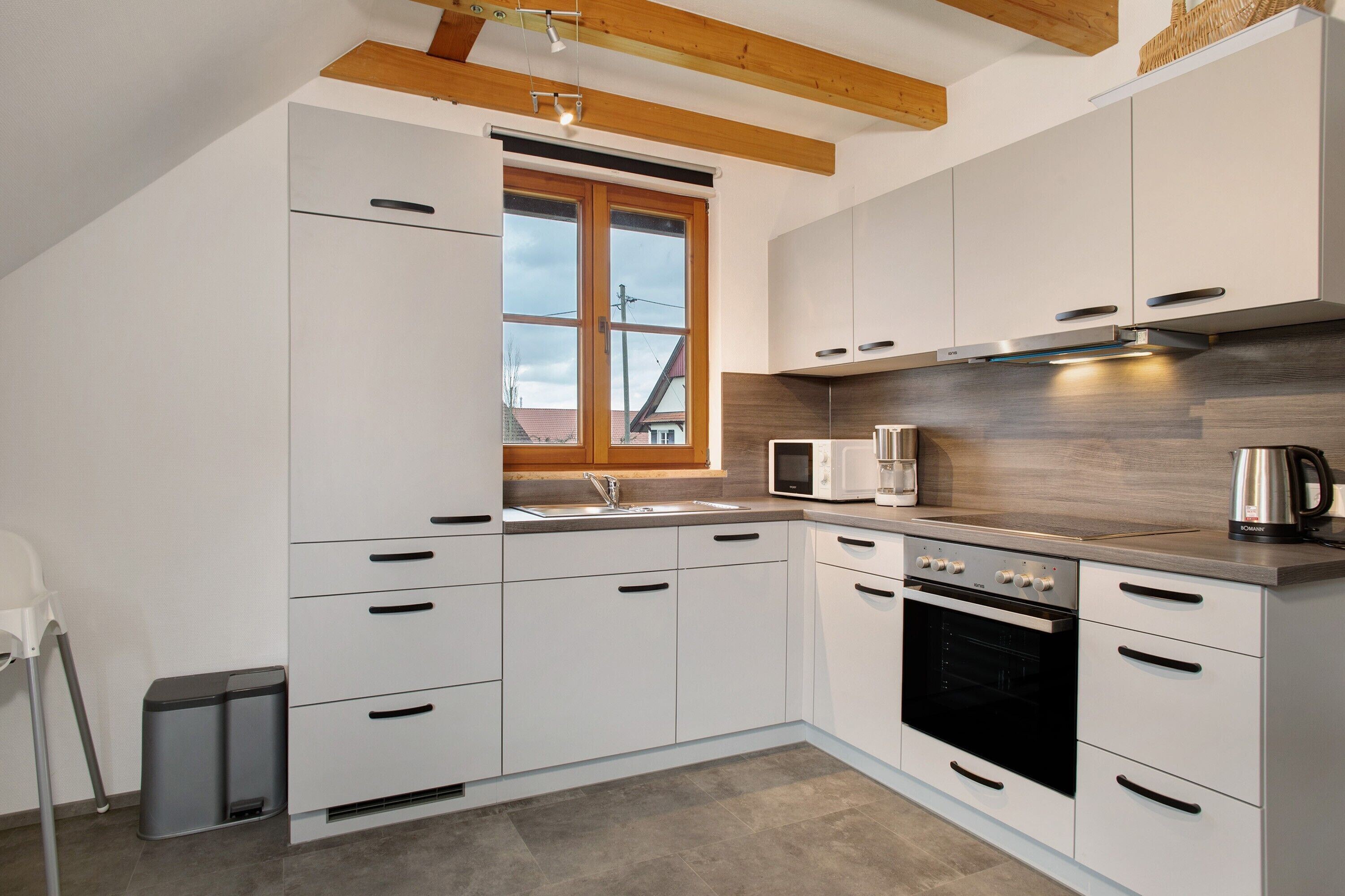 Réfrigérateur, micro-ondes, four, plaque de cuisson