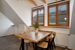 Dining - Holiday Apartment "Apfel" with Shared Garden, Balcony and Wi-Fi (Kressbronn am Bodensee)