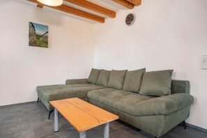 Tv och ett bordtennisbord