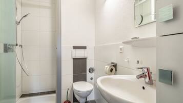 Een douche, een haardroger, handdoeken