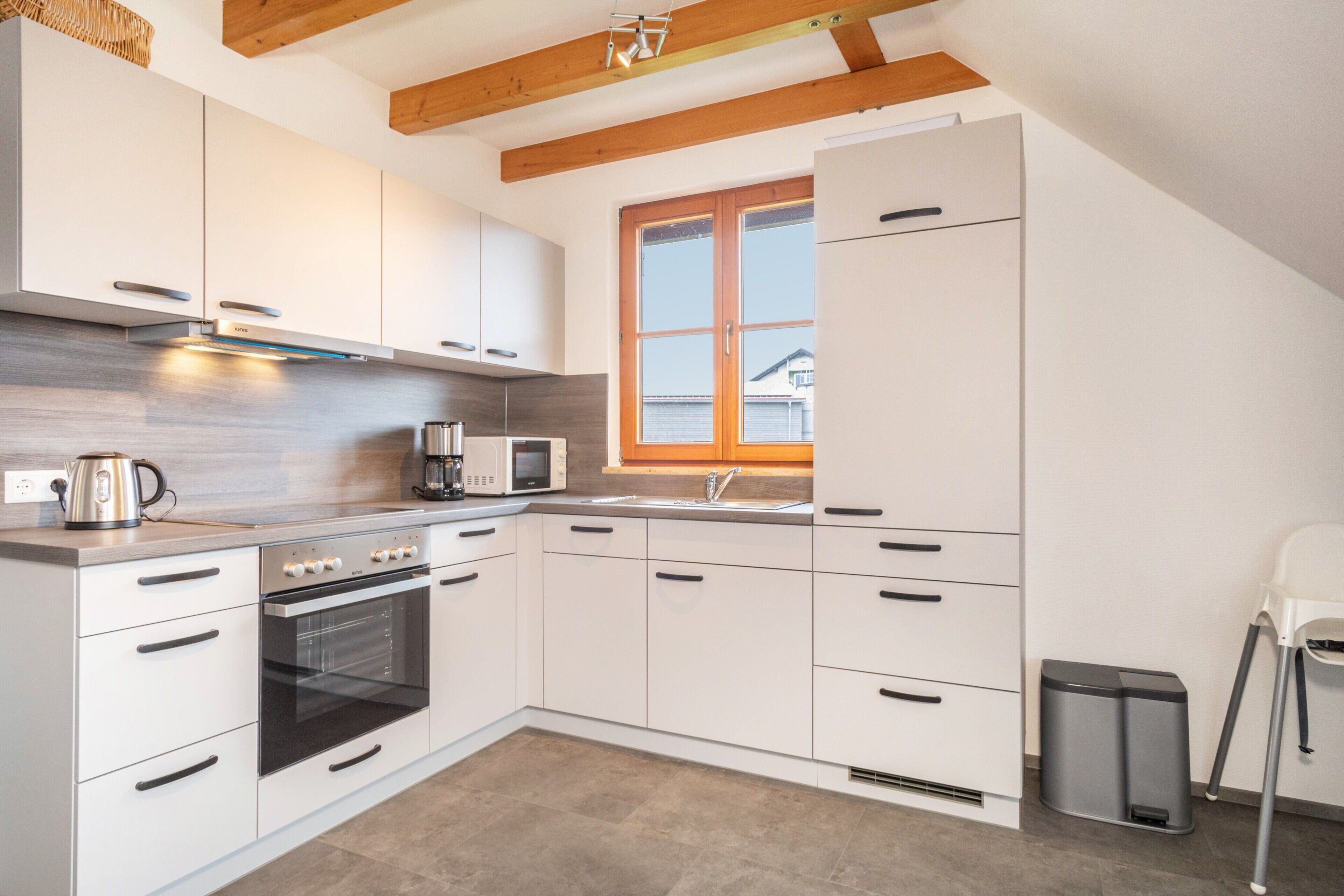 Een koelkast, een magnetron, een oven, een kookplaat