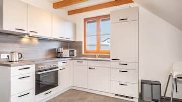 Een koelkast, een magnetron, een oven, een kookplaat