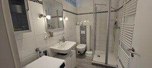 Dusche, Haartrockner, Handtücher