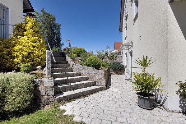 Property grounds - Apartment 'Ferienwohnung Walter' with Private Terrace, Shared Garden and Wi-Fi (Plößberg-Wildenau)