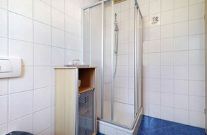 Een douche, een haardroger, handdoeken
